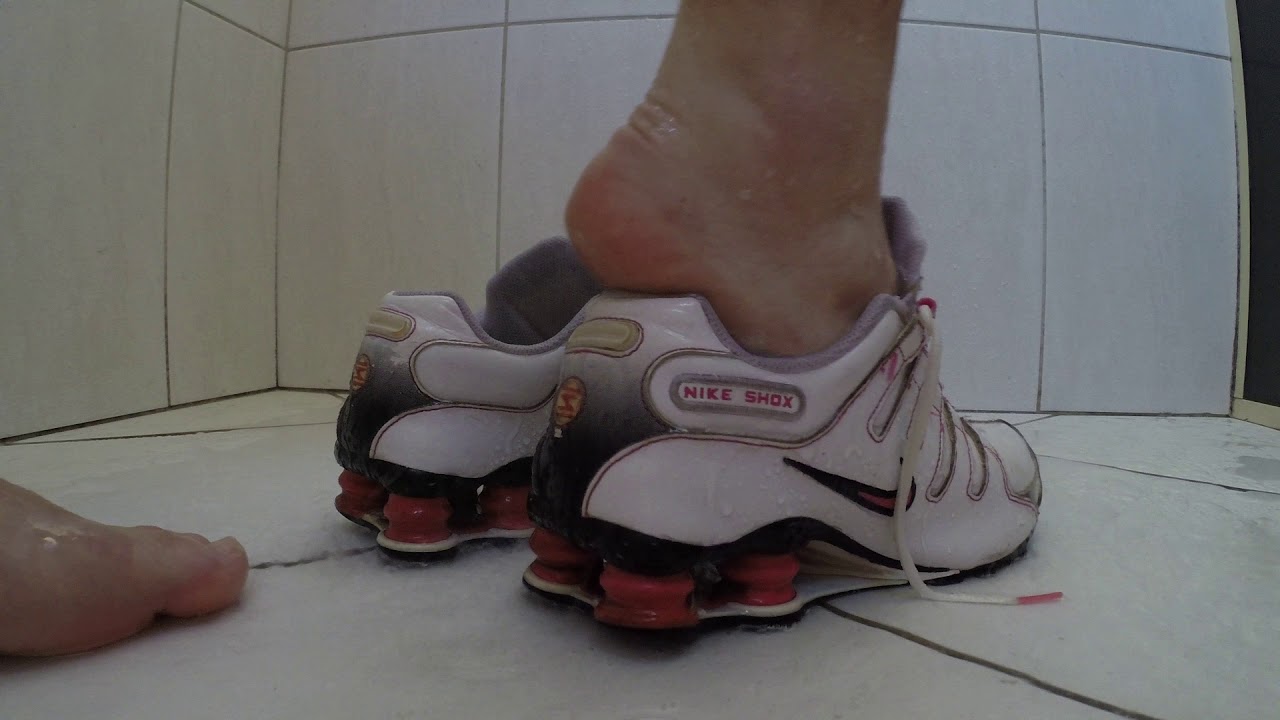 Wmns Nike Shox NZ shower