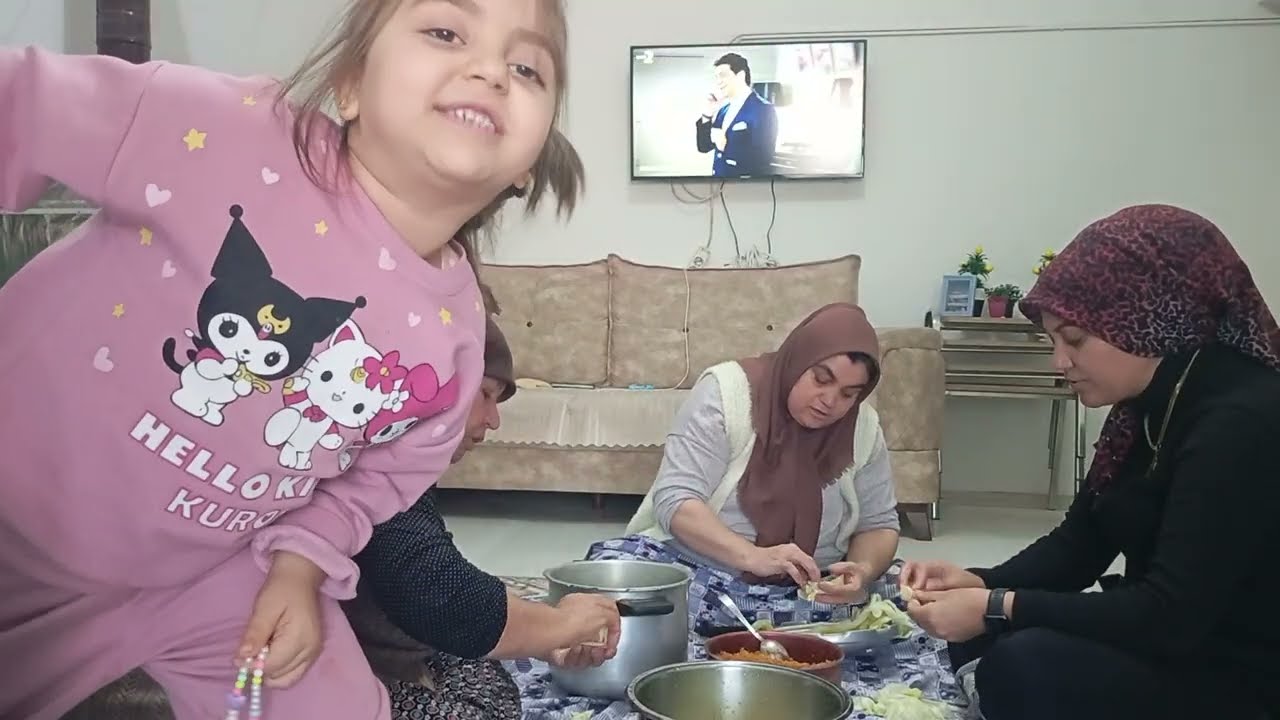 BACIMLA ANNEMLE LAHANA SARMASI YAPTIK VE ERİŞTELİ ÇORBA YAPTIM MÜKEMMEL OLMUŞ DEĞERLİ TAKİPCİLERİM 