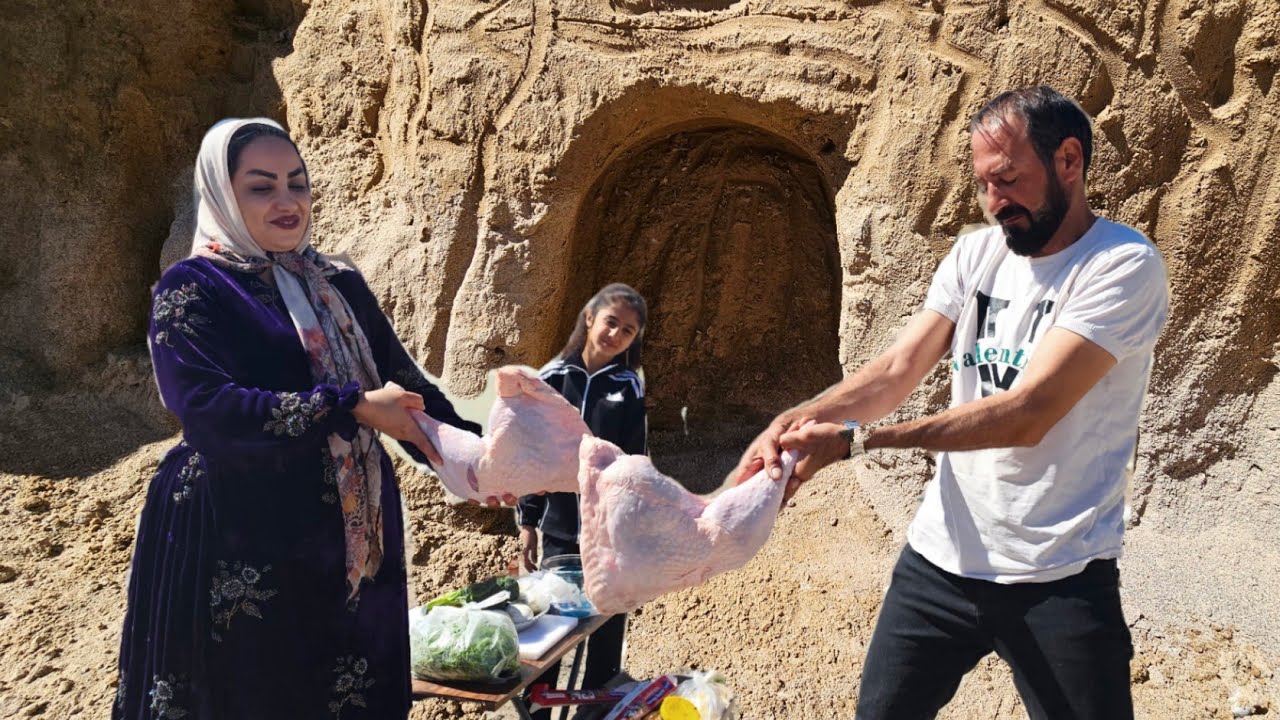 A Journey into Nomadic Life: Cooking and Roasting Sand-Baked Spatchcock Chicken by the Riverside 🔥🍗