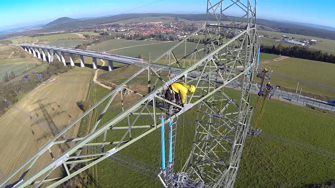Tažení vodičů na čtyřnásobném vedení 4x380 kV Südwest - Kuppelleitung (točeno DRONem)