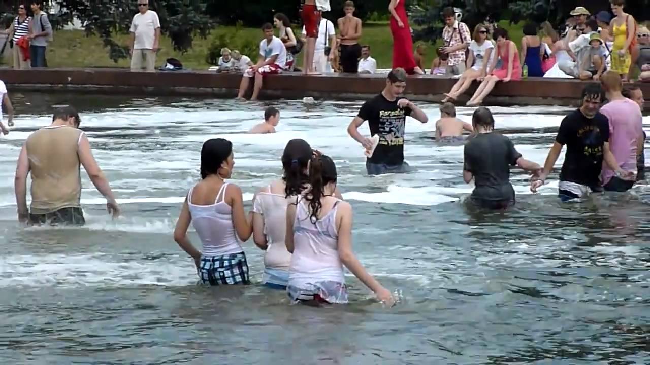 Crazy big Moscow fountain bathing
