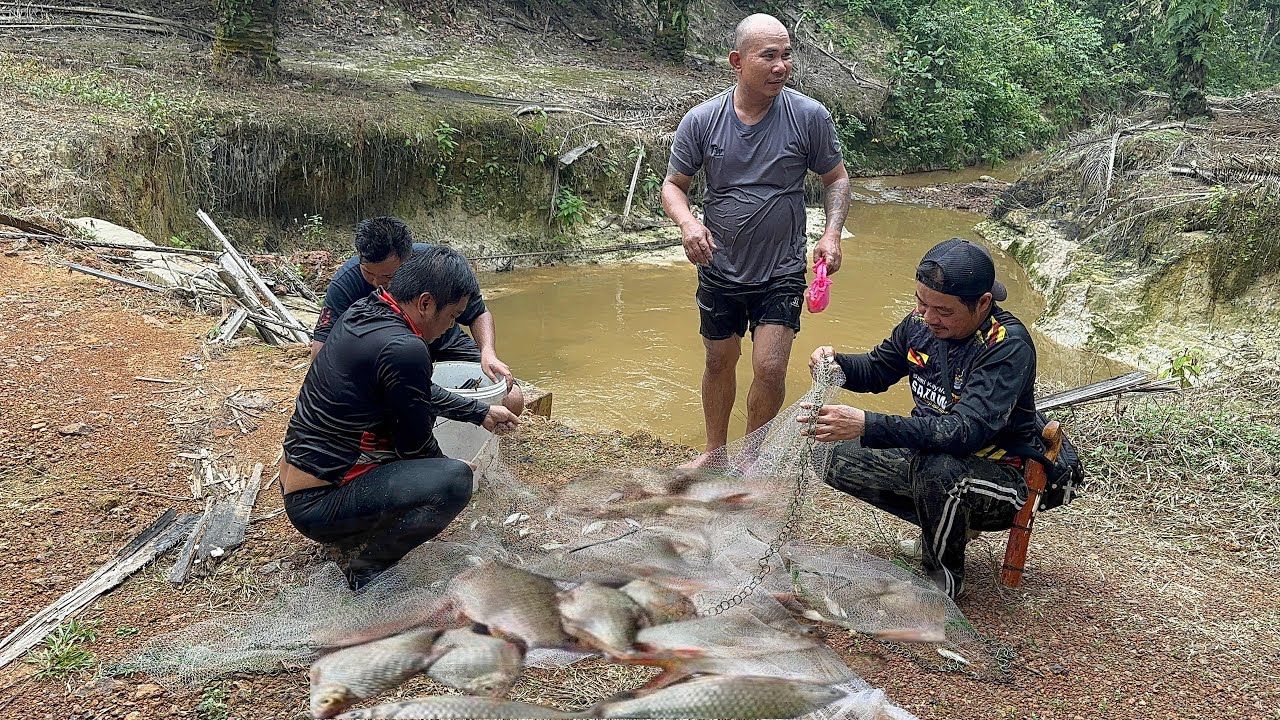 Sungai serupa parit inilah yang terdapat banyak ikan