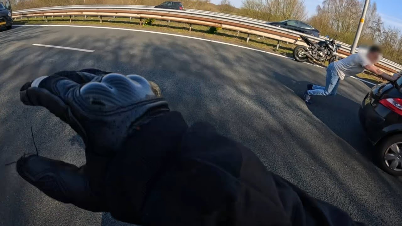 Motorrijder schiet te hulp bij auto met pech op de snelweg! 🚗🏍️