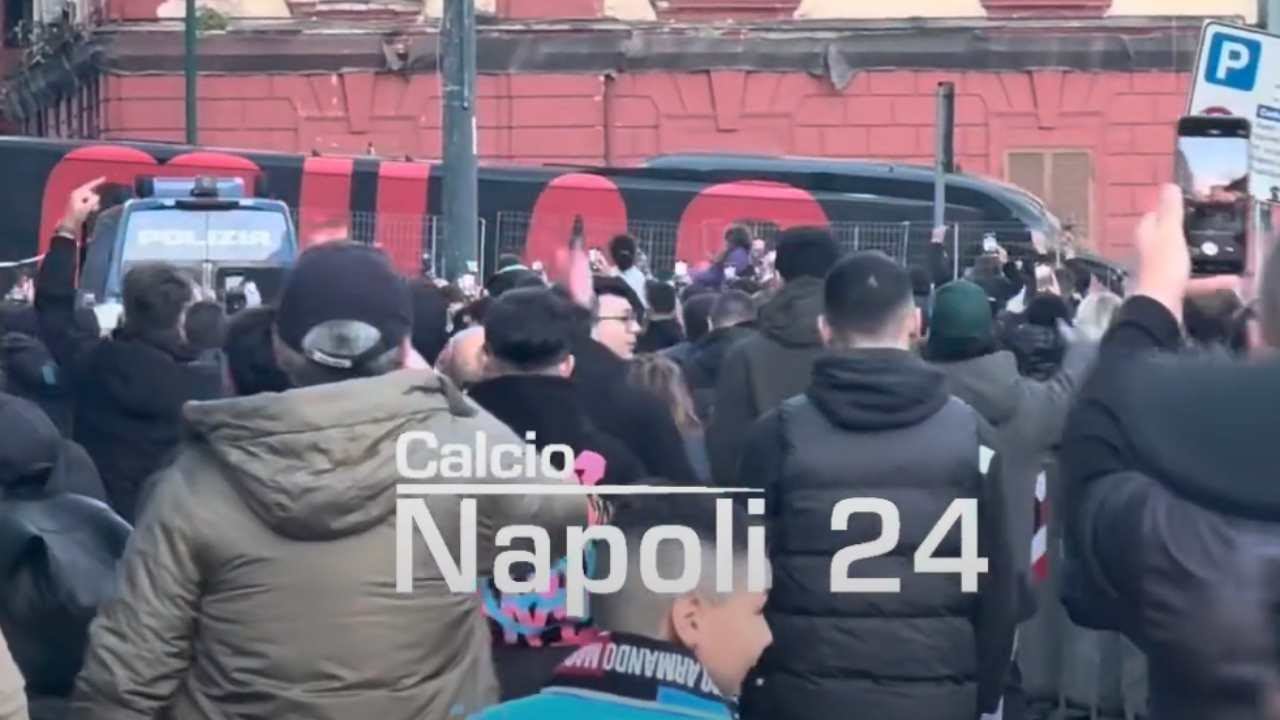 Napoli-Milan, guardate come è stato accolto il pullman rossonero 🤯