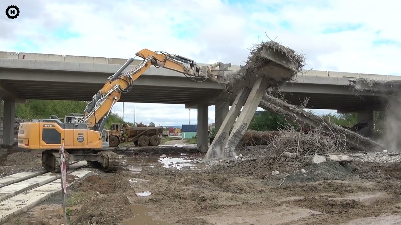 Demolice d&aacute;lničn&iacute;ho mostu - demoličn&iacute; stroje Liebherr R945