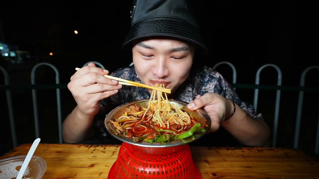 柳州深夜的螺蛳粉有多绝 柳州的螺蛳粉真是让人流连忘返 汤底里面的牛骨巨香配上炸鸡又是饱扥扥的一天 #妈呀太香了
