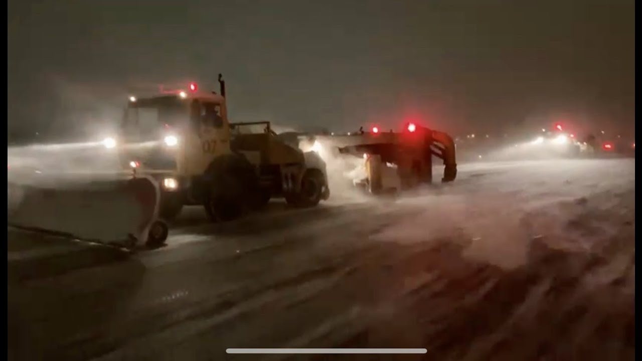 Hoe de Luchthavenbrandweer Rotterdam The Hague Airport de sneeuw bestrijdt?