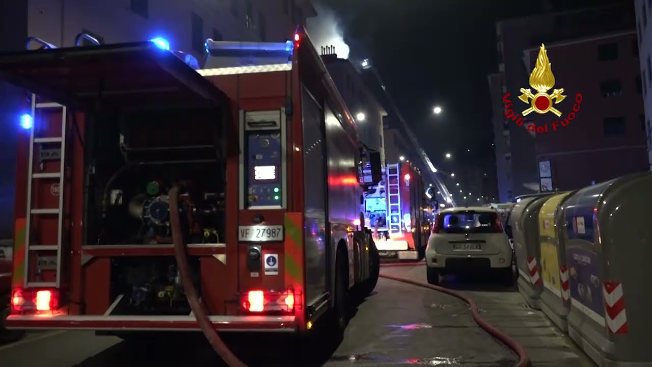 GENOVA - INCENDIO DEL TETTO DI UN CONDOMINIO IN VIA PIACENZA