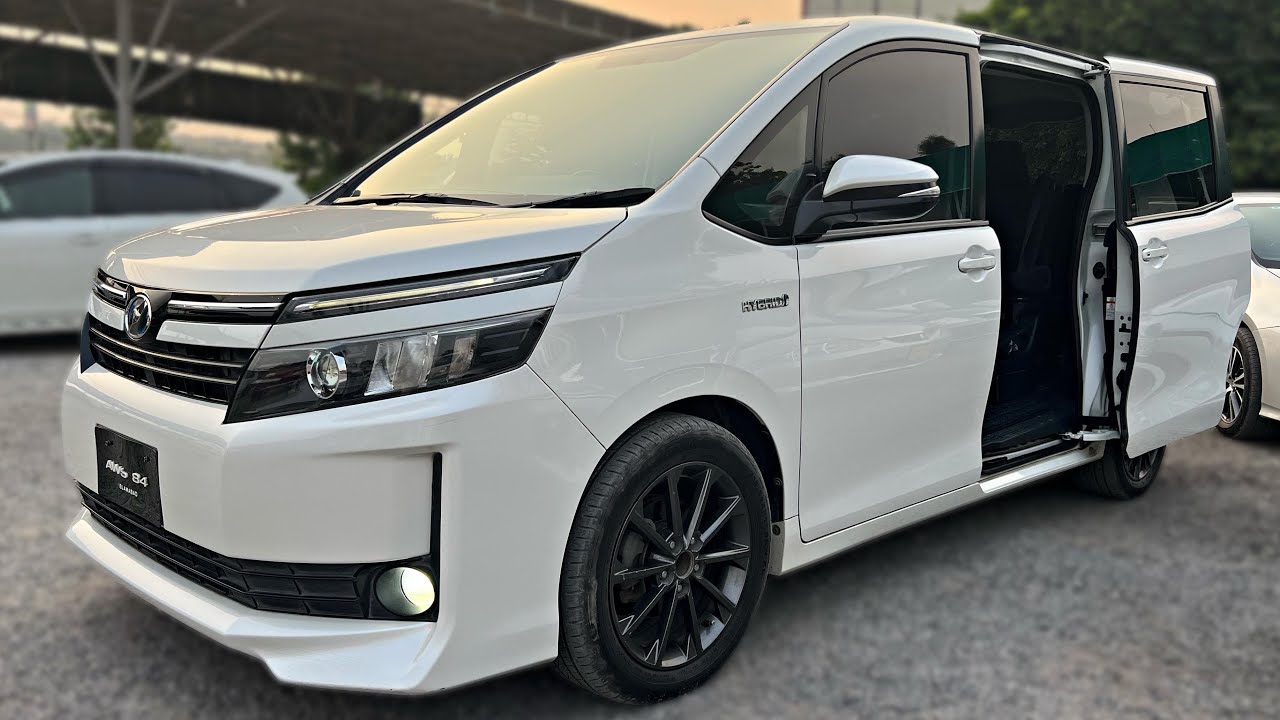 2017 Toyota Voxy Hybrid 1.8 V 7-Seater Review - Interior, Exterior and Specs - Pearl White Colour
