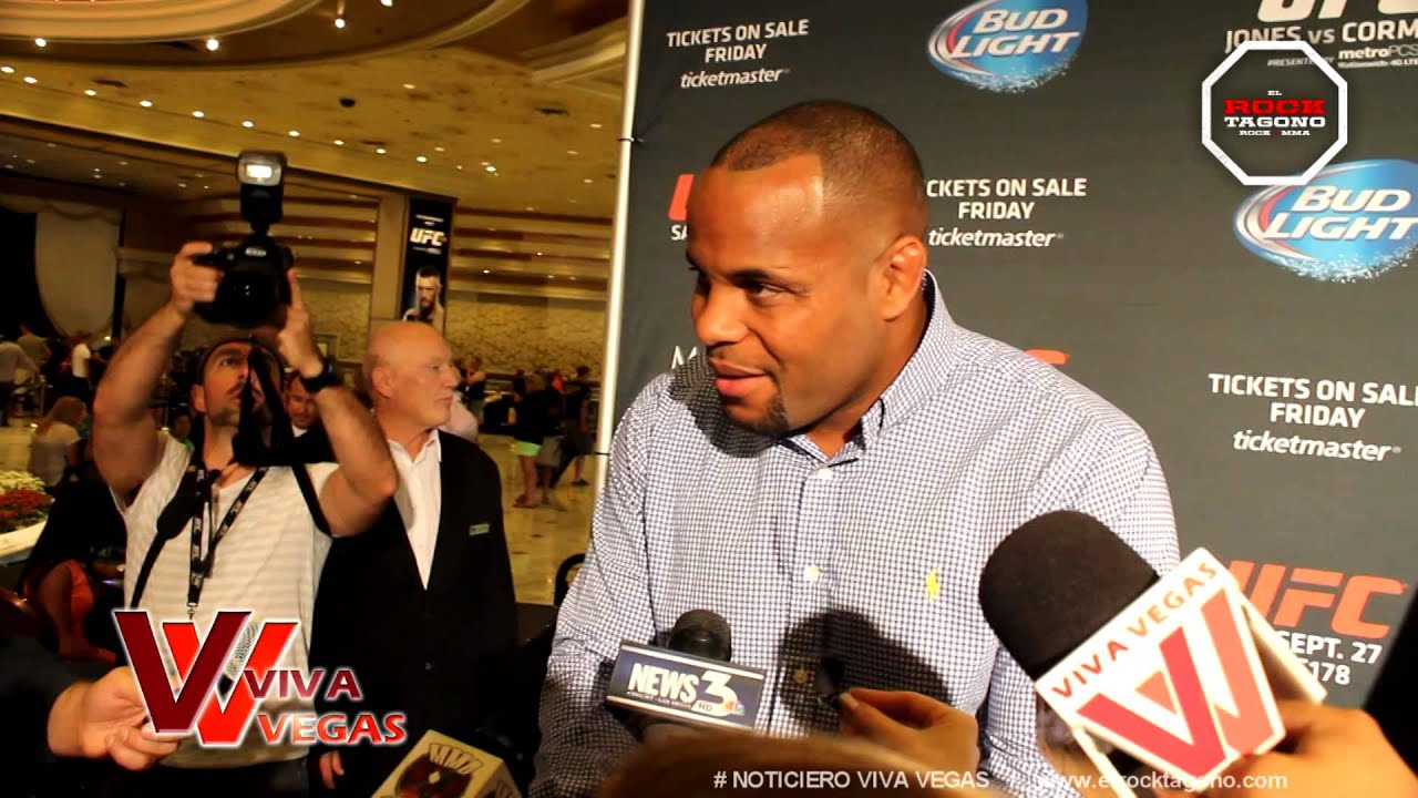 Jon Jones y Daniel Cormier se golpean en conferencia de prensa.