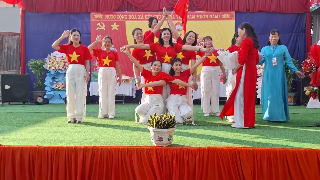 Nhảy ( tổ quốc gọi tên mình) câu lạc bộ thanh xuân biểu diễn