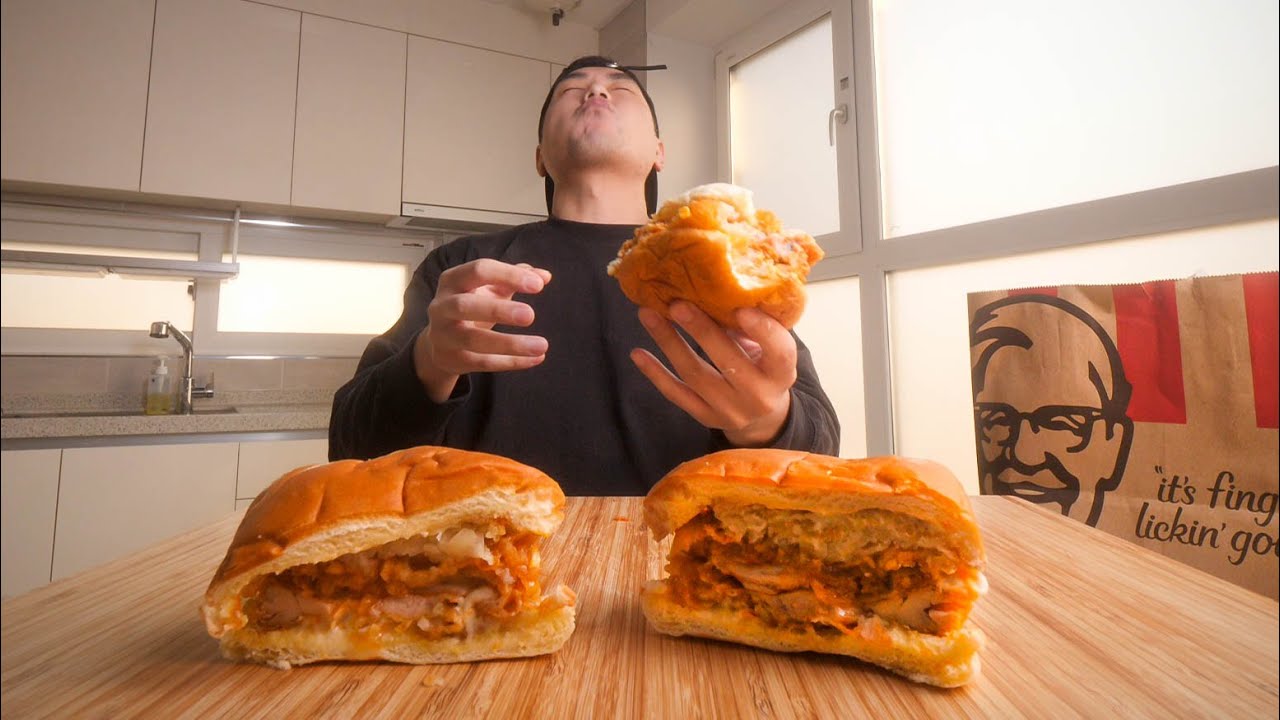 Корейский сэндвич с картофелем и подливкой из курицы KFC