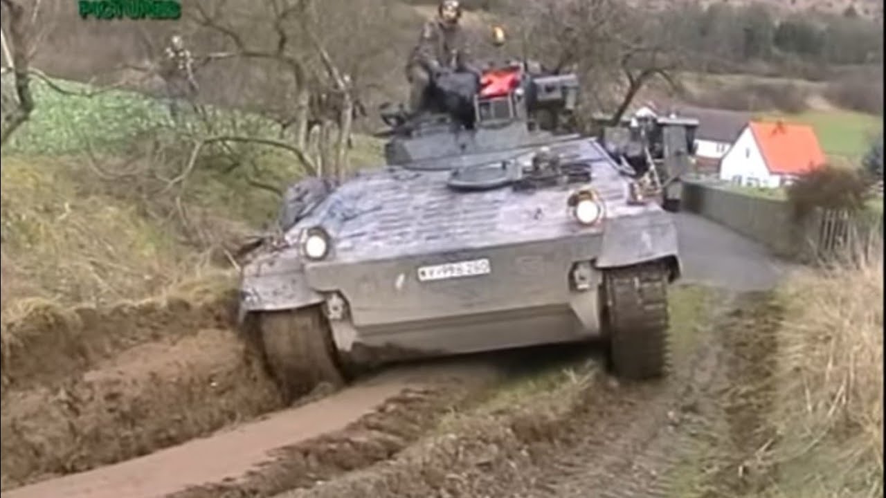 Zeitreise - back to the 2000´s: SPz Marder 1A3 fährt sich auf schmalen Feldweg fest - Hilfe naht!