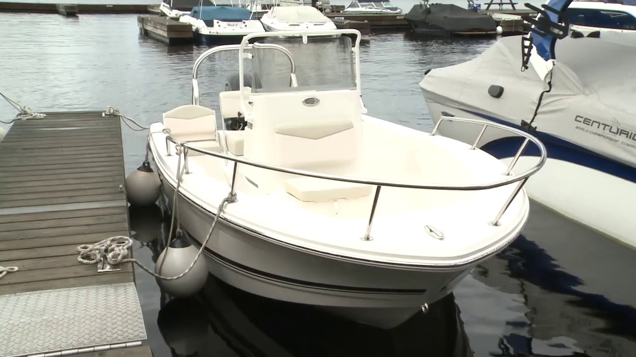 2017 Robalo R160: Boat Review