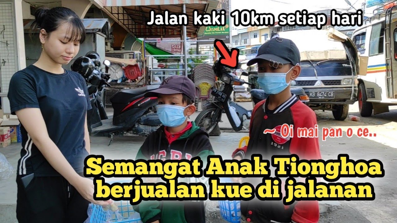 Anak Tionghoa jalan 4km ke Kota Singkawang untuk jualan makanan setiap hari. Roti Selainya oke..