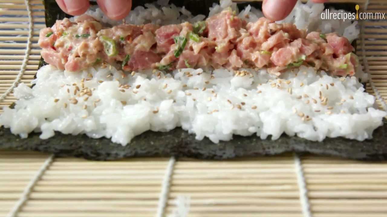 Roll de sushi con atún rojo