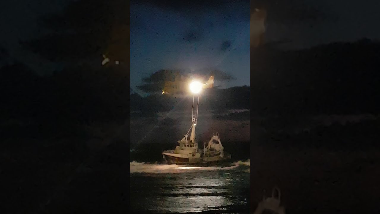Echouage du bateau le joneve a riviere au renard (gaspesie avril 2018)