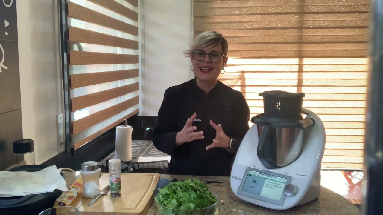 Espinacas con patatas y aprovechando el vapor bacalao y manzana en Thermomix