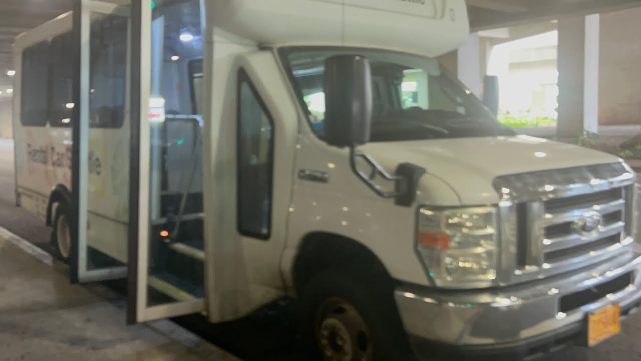 Roberts' Hawaii HNL Airport Rental Car Shuttle Bus' RV231 Ford/Champion Shuttle E-450 Challenger