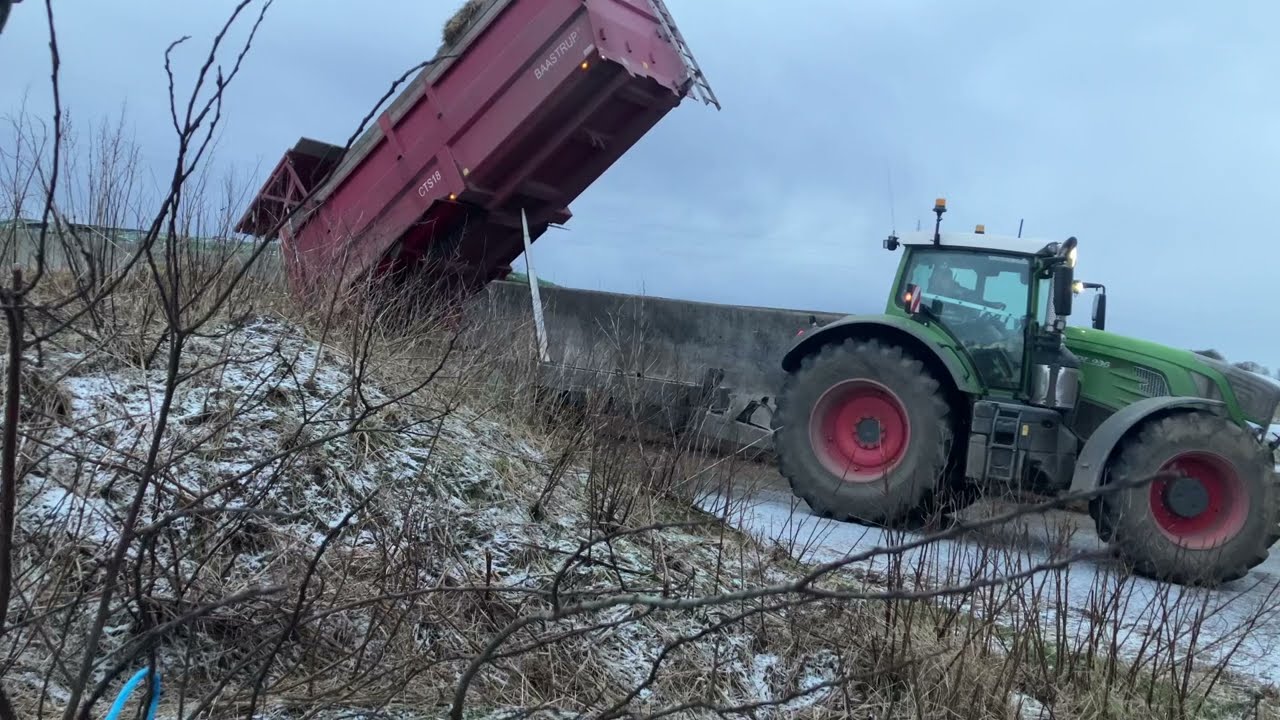 Unloading A Baastrup CTS 18 full of Muck | Fendt 936 winter 2024