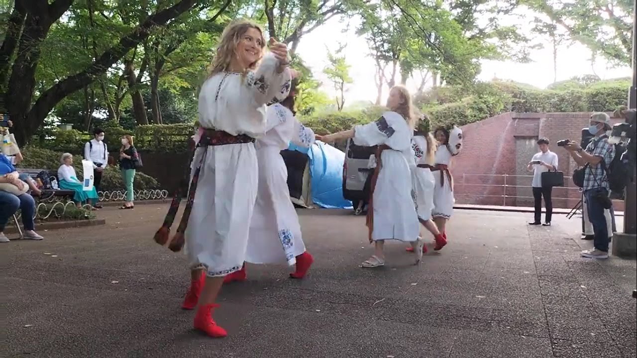 ウクライナの夏祭り1（イワナ・クパーラ）日本・小平中央公園　夏至を祝う踊りと会場の様子　来日避難民　チャリティー支援フェスティバル