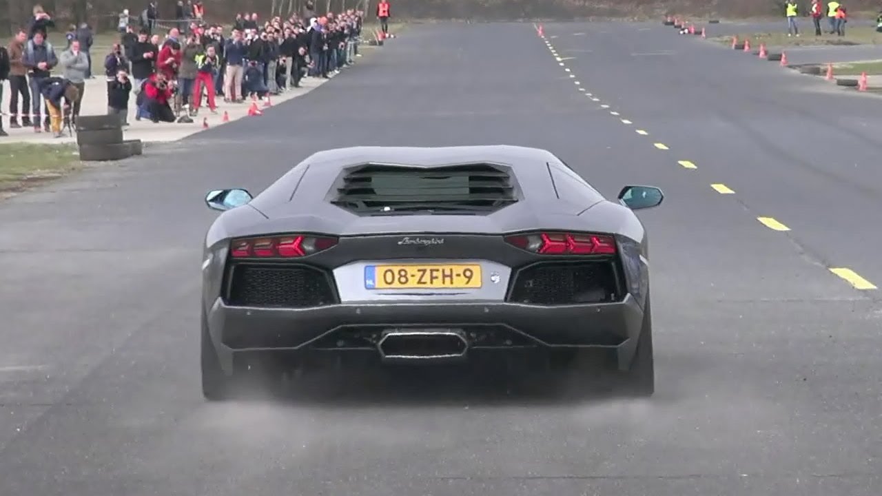 Lamborghini Aventador LP700-4 - Dragracing on a closed Airfield!