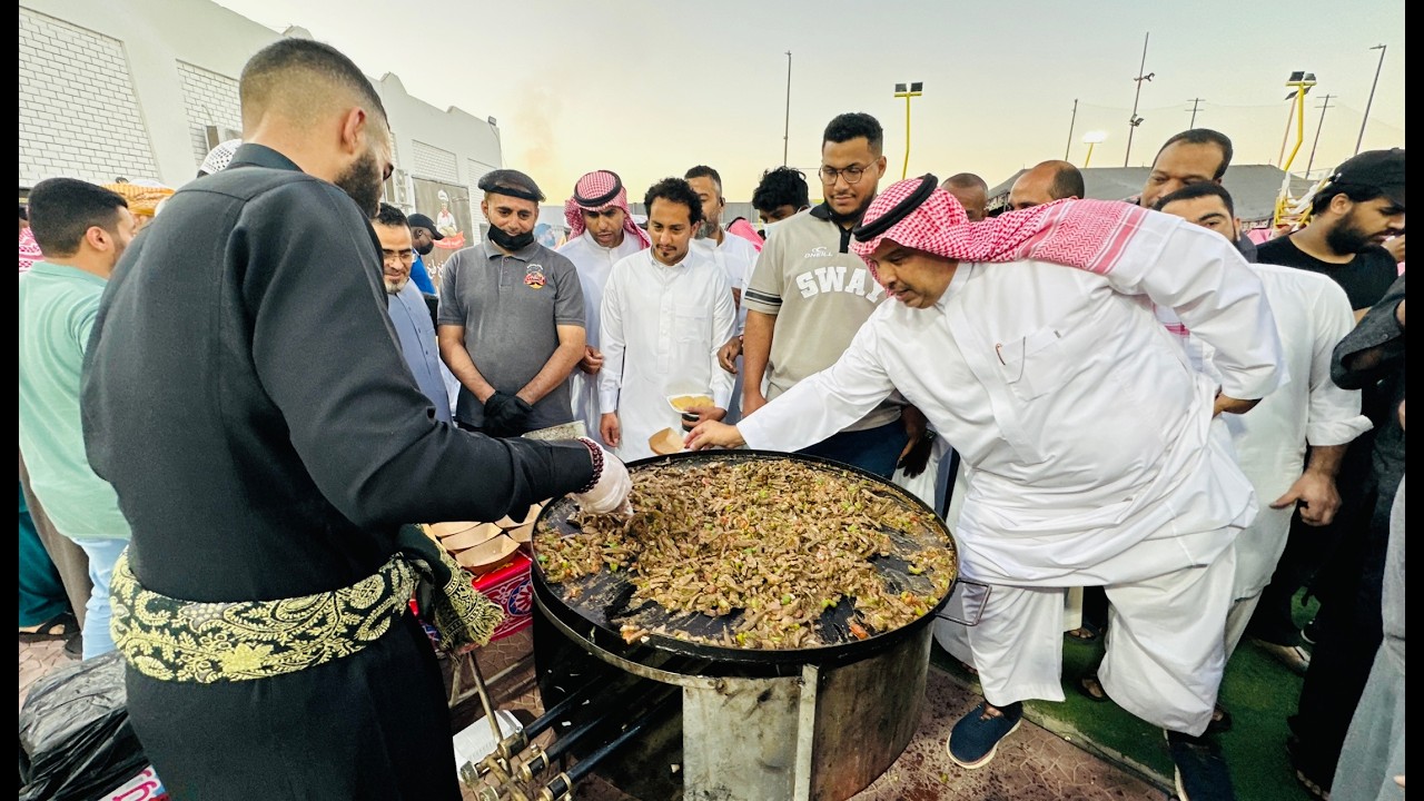 شاهد  اكبر سفره إفطار بالمدينة المنورة حي الخالدية اجواء واحتفالات ليالي رمضان 🌙