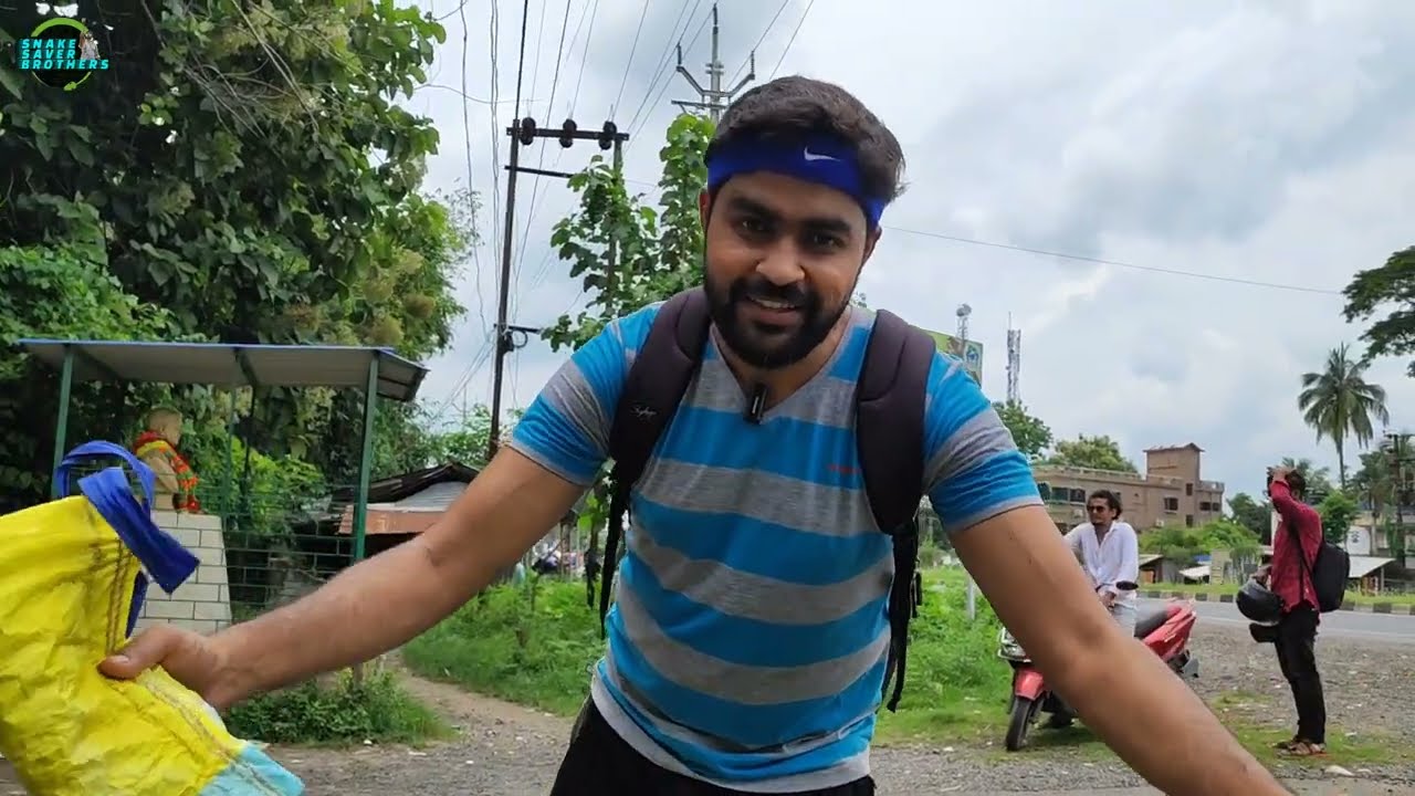 উদ্ধার করতে গিয়ে গলা পেঁ*চিয়ে ধরলো বিরাট অজগর!Huge Python g*rasped my neck!@SnakeSaverBrothers