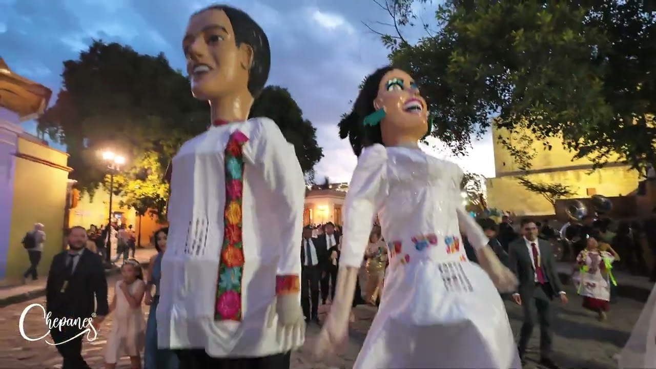 Nuestra boda en Oaxaca Tania y Emmanuel | Monos de calenda chepanesy