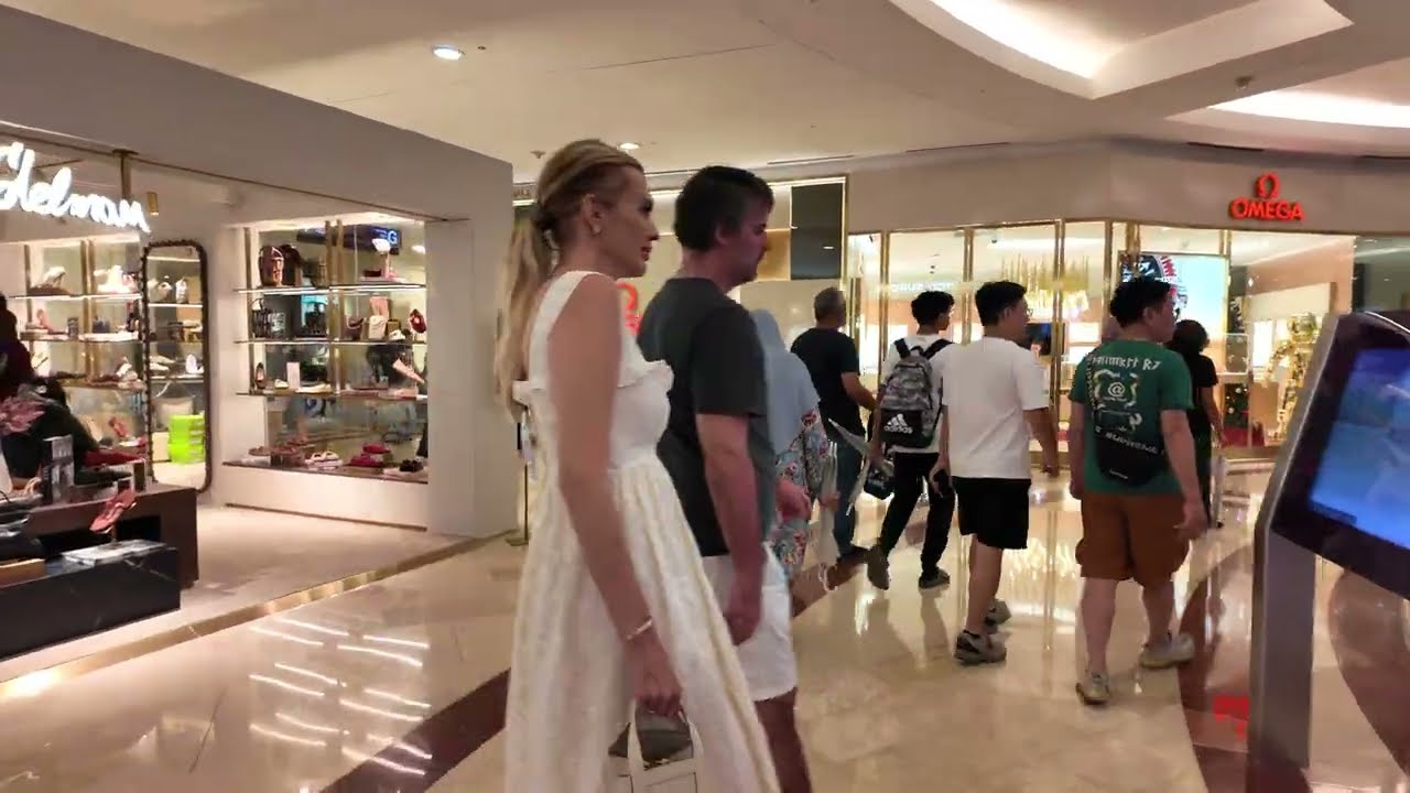 How Is Inside Suria KLCC Mall? 🇲🇾 | Uncut POV Walking Tour