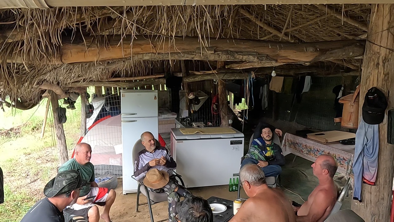 DEPOIS DA PESCARIA, EM UM DIA DE CHUVA. COMO FAZER UM BOM CALDO DE PIRANHA.