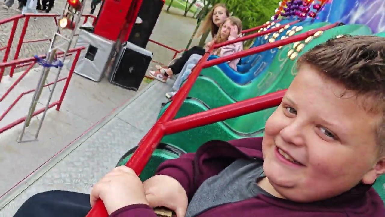 Matějská pouť 2025 - ATRAKCE LAVICE POWER TRIP ZA JÍZDY / ATTRACTION BENCH POWER TRIP ON-RIDE