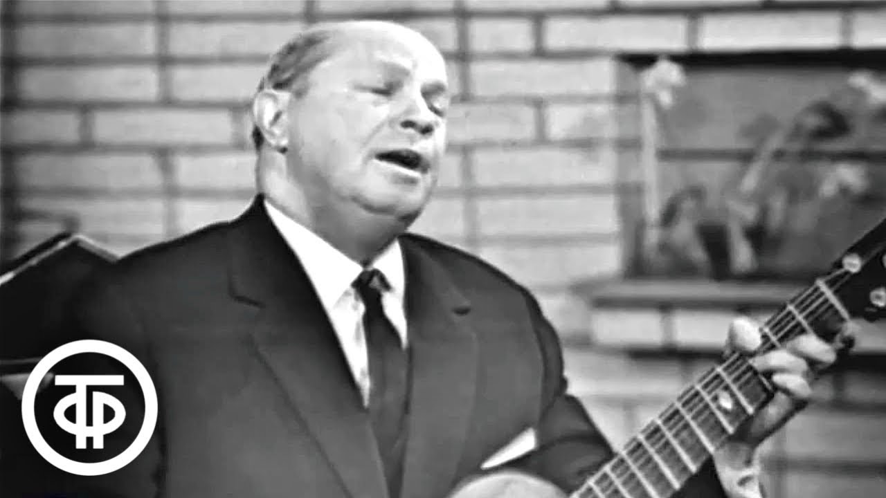 Гитарист Сергей Сорокин исполняет цыганскую песню 