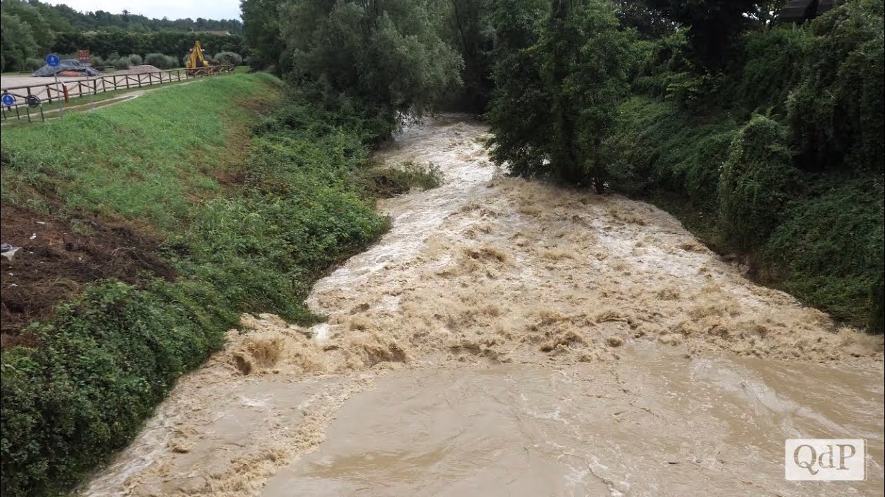 Disastro a Monfumo: il Muson esonda e allaga strade e appartamenti. Anziana salvata dai volontari