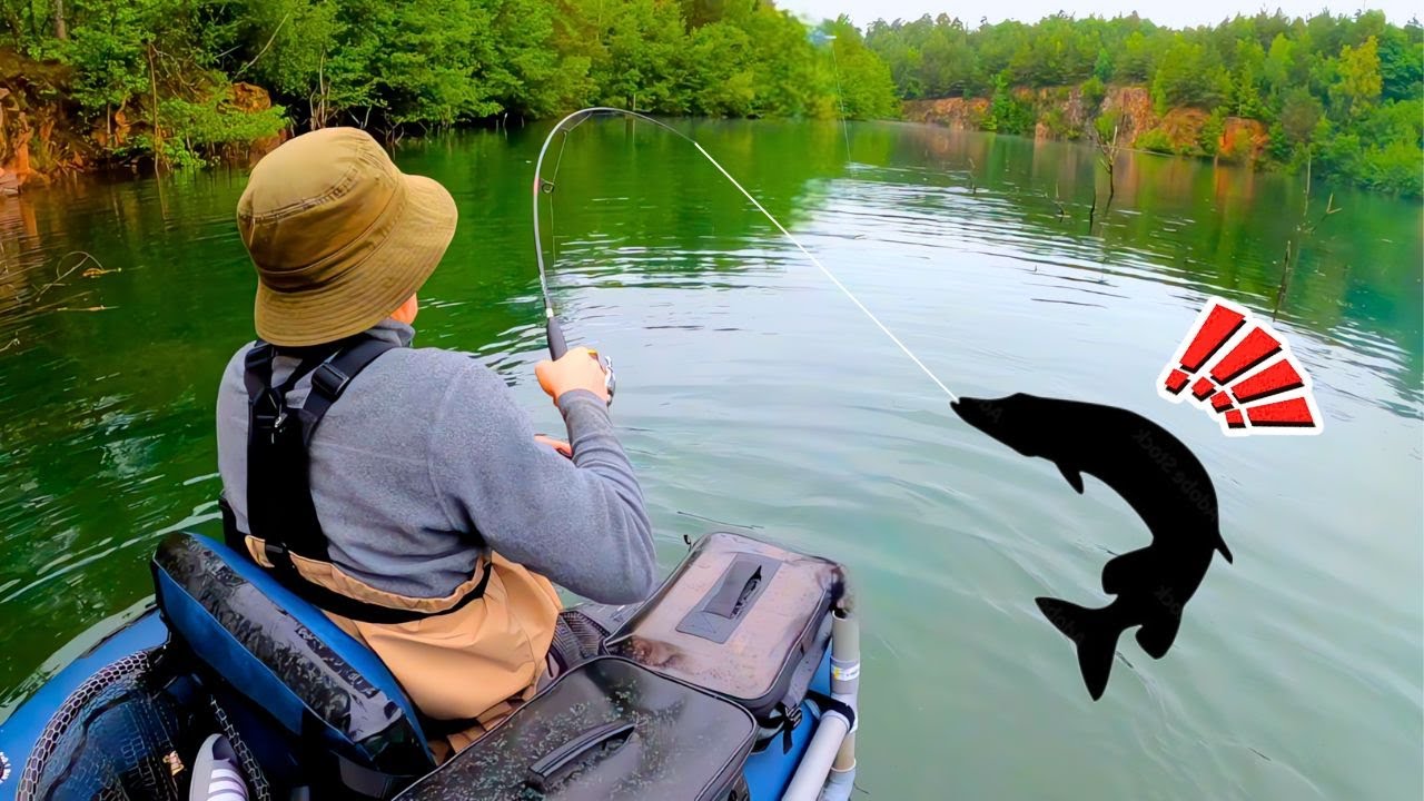 COMBAT VIOLENT avec un GROS BROCHET dans une carrière abandonnée !! (pêche au leurre)