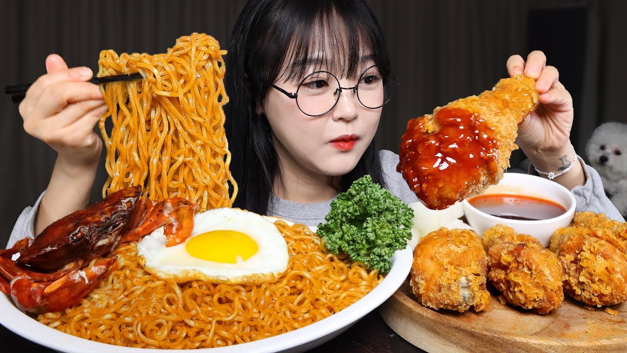 Индонезийская лапша ми горенг и жареная курица🍜🍗Mukbang ASMR