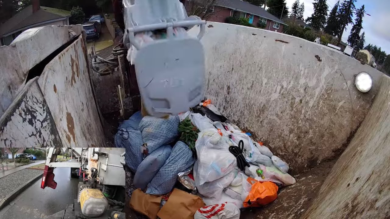 Side Loader Crushing Garbage and Packing Out