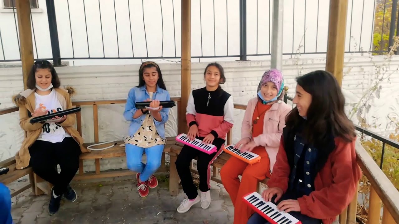 &Ouml;ğretmenler G&uuml;n&uuml; Ah nerede vah nerede s&uuml;priz sonlu &Ouml;ğretmenler G&uuml;n&uuml; klibi / Tunca Uras Ortaokulu