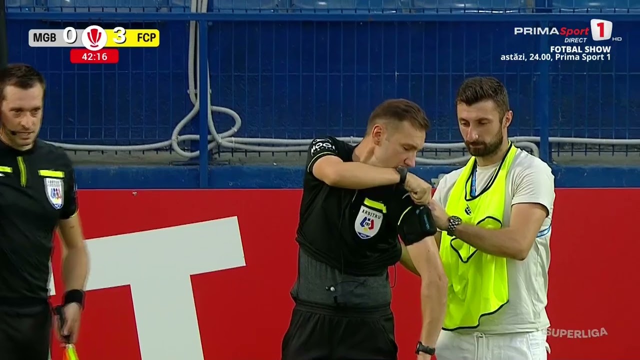 Momente horror nemaivăzute &icirc;n SuperLigă! Arbitru luat de ambulanță și dus la Urgență