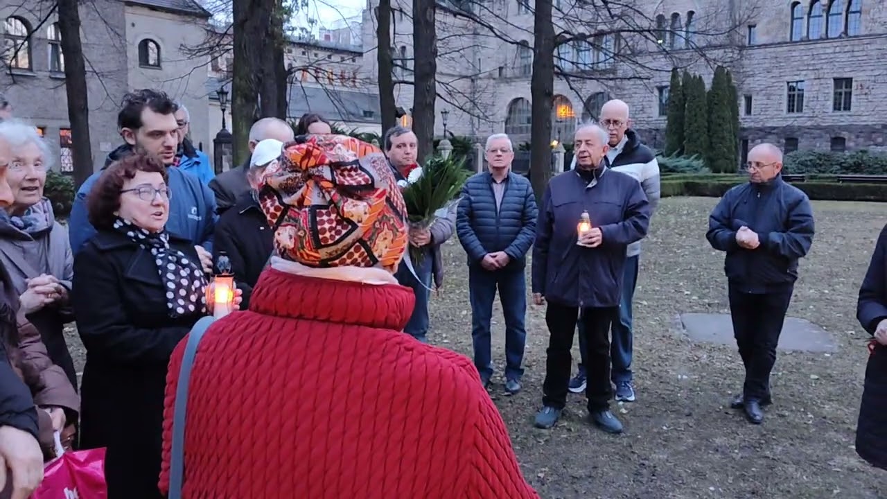 Miesięcznica Smoleńska przed pomnikiem.