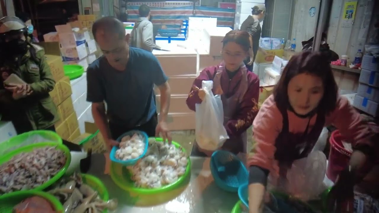 人潮包圍攤位，阿源超殺價讓客人買到停不下來！  阿源海鮮拍賣@台中大雅市場