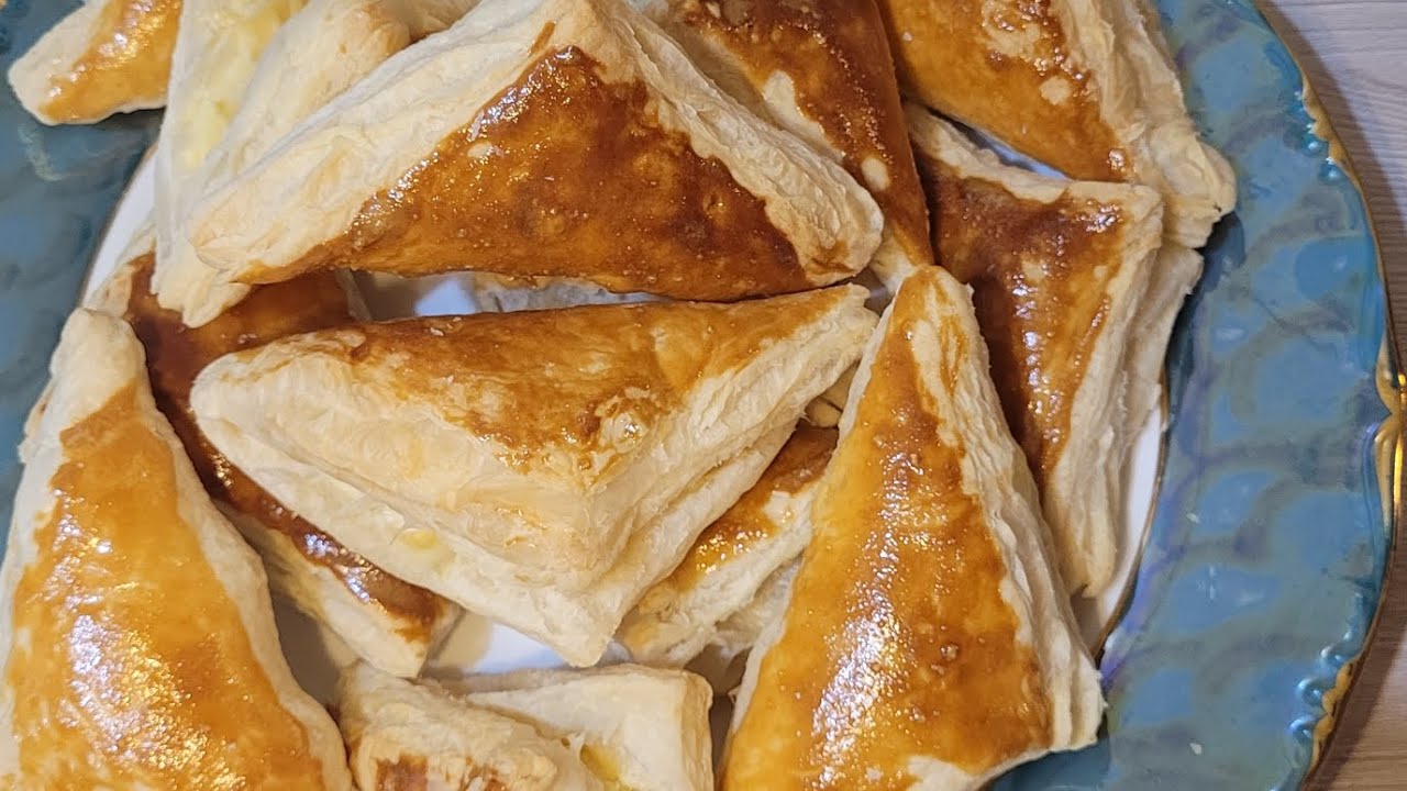 Хачапури из слоёного теста с сыром — объедение! 