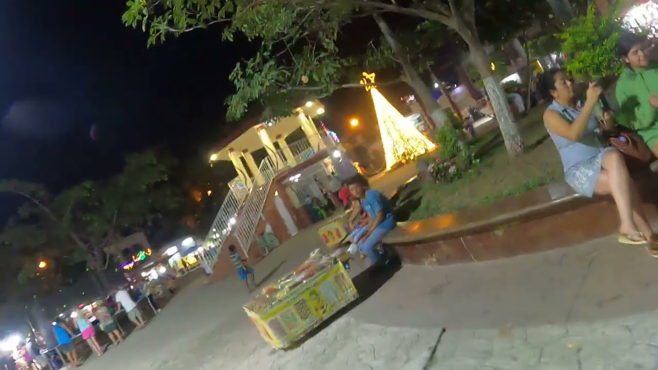 caminando en el Jardin o Plaza de San Patricio Melaque Jalisco 28/12/2022