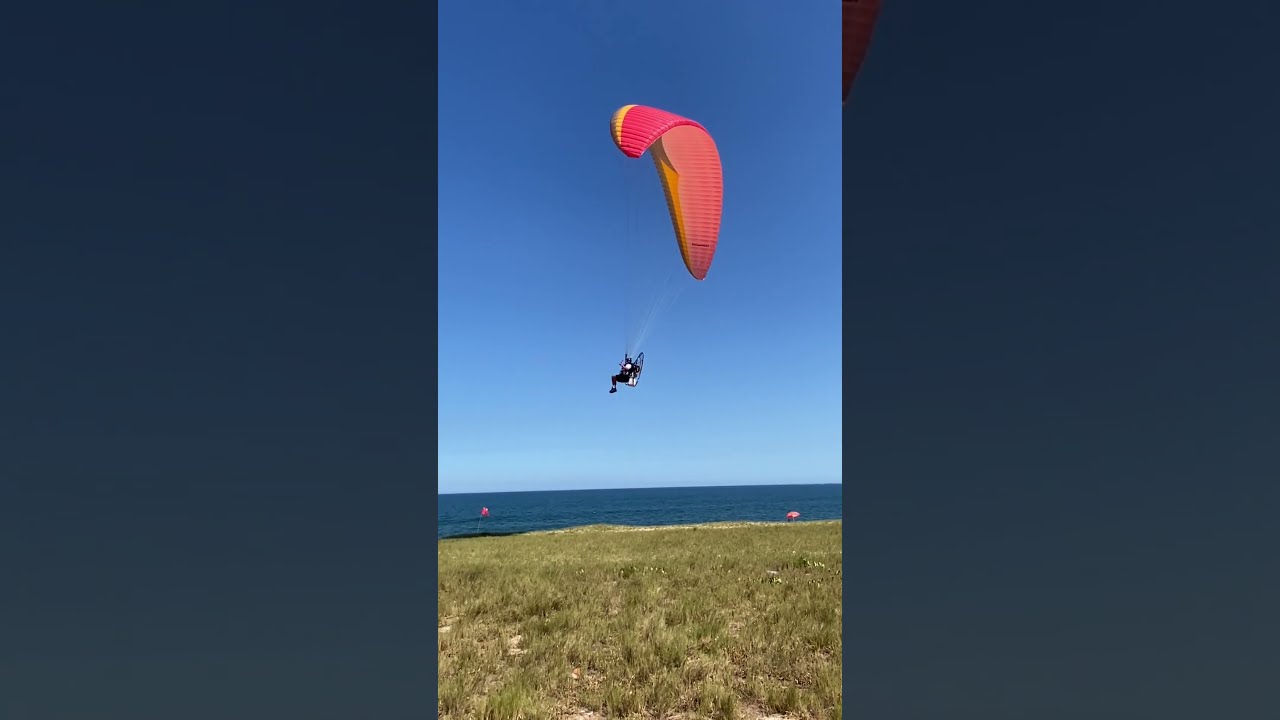 V&ocirc;o de paramotor sozinho em um parapente de duplo