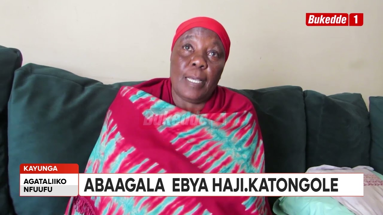 Agataliiko Mwanyina wa Haji.Katongole Ayambalidde abaalabikidde ku mawulire nga bakaayanira ebintu.