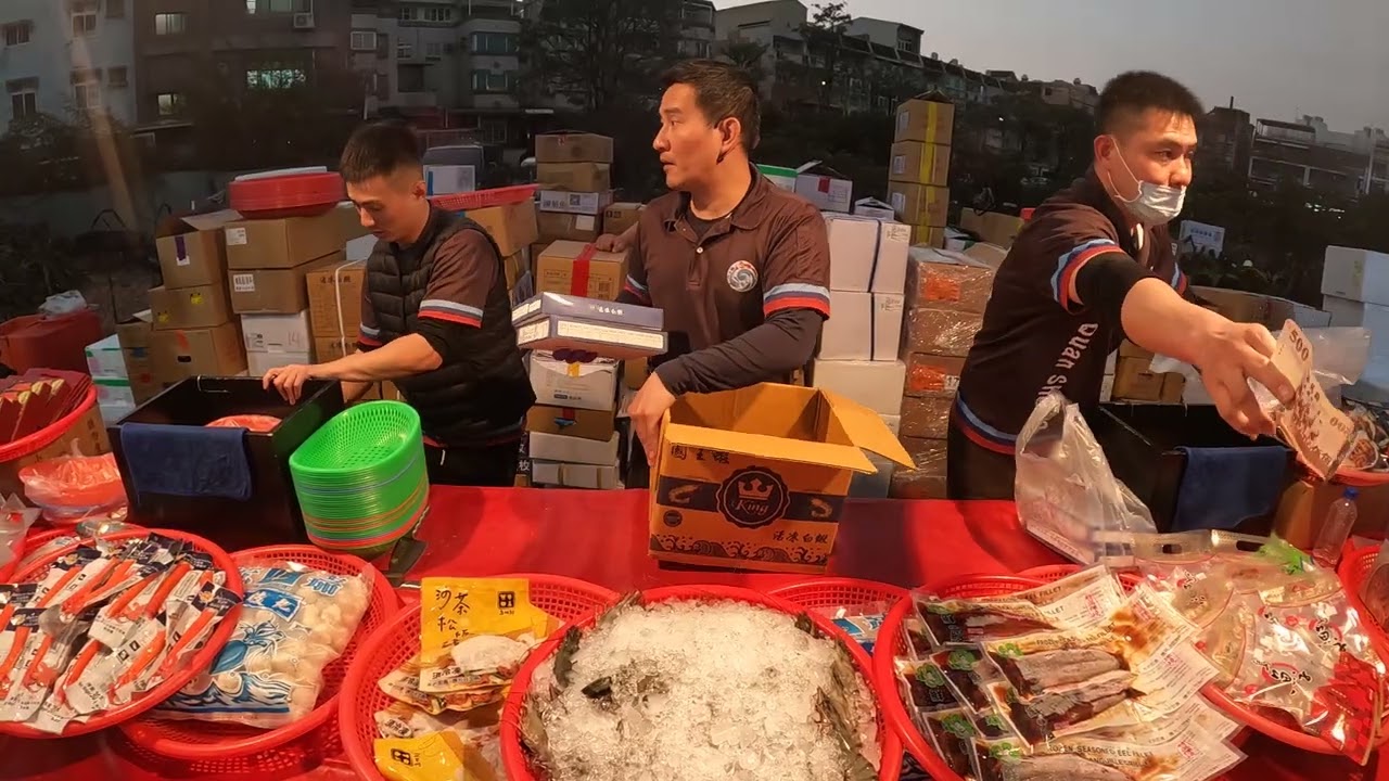 17  滿滿蟹膏，蟹卵，多肉的麵包蟹，外面一隻就要千元起跳，老闆這一次3隻，買到賺到呀~ #嘉義趙又廷 #全晟海產 #週五嘉義彌陀夜市 #海鮮拍賣 #海鮮叫賣