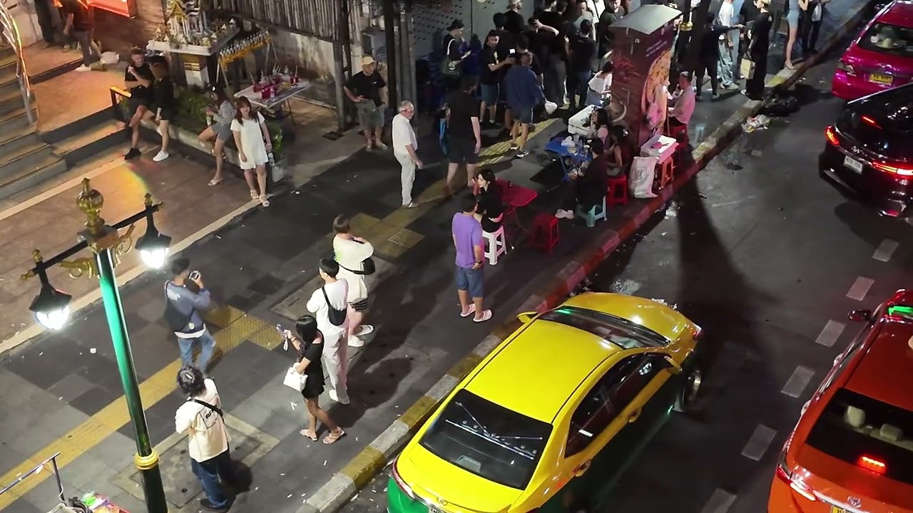 🌙 THERMAE CAF&Eacute; VS SUKHUMVIT ROAD | BANGKOK NIGHTLIFE 2025 | CITY PULSE WALK
