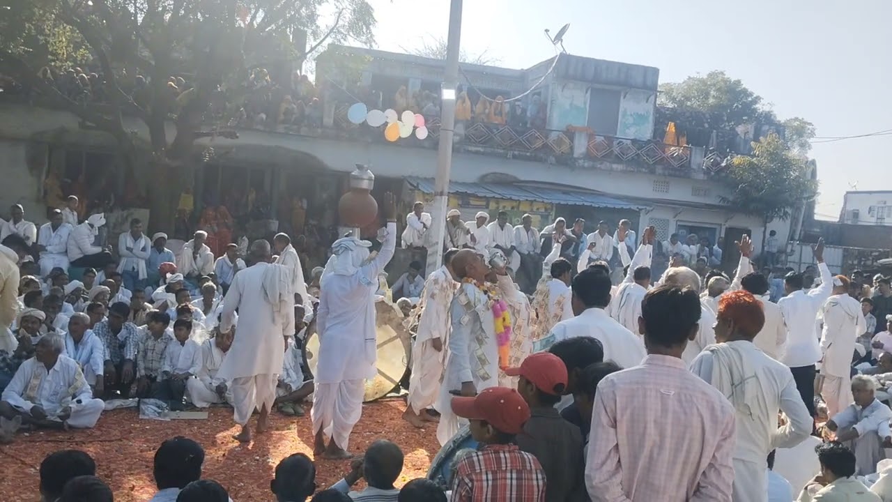 रानेटा कन्हैया पार्टी में डांसर ने सबको हंसा दिया एक बार डांस देखना मजा आया तो बताना 😘😘