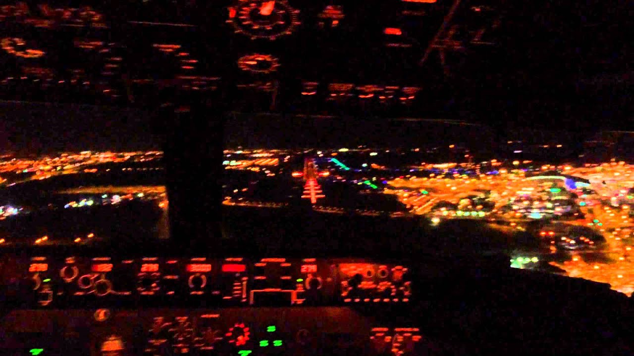 B737-700 night landing at Dublin Airport DUB/EIDW