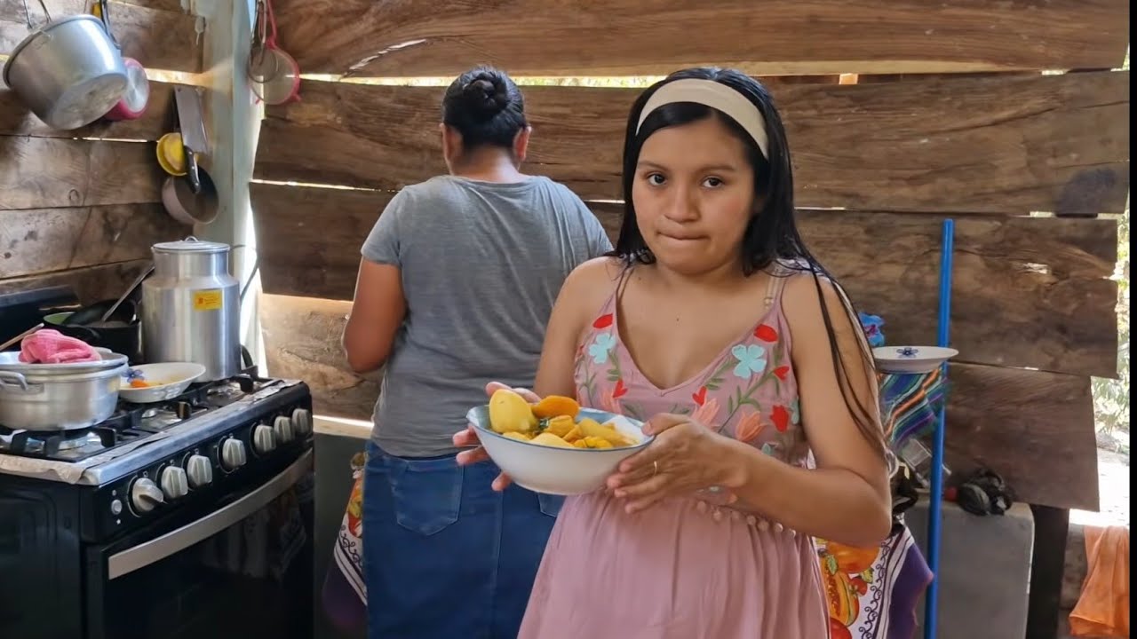 Mi Esposa le cocinó Caldo De Res a mi Papá Frente a nuestra Granja 😍